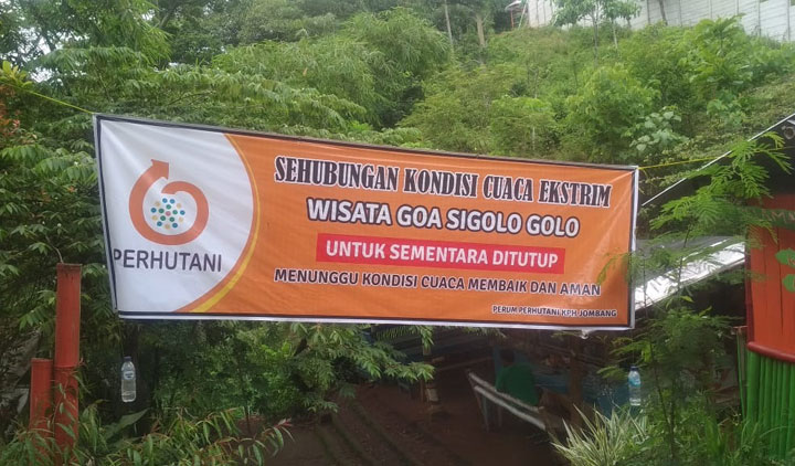 Spanduk pemberitahuan Wisata Goa Sigolo Golo ditutup.