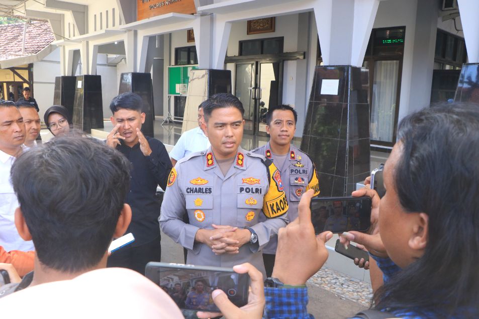 Kapolres Ngawi, AKBP Charles Pandapotan Tampubolon saat memberi keterangan kepada awak media