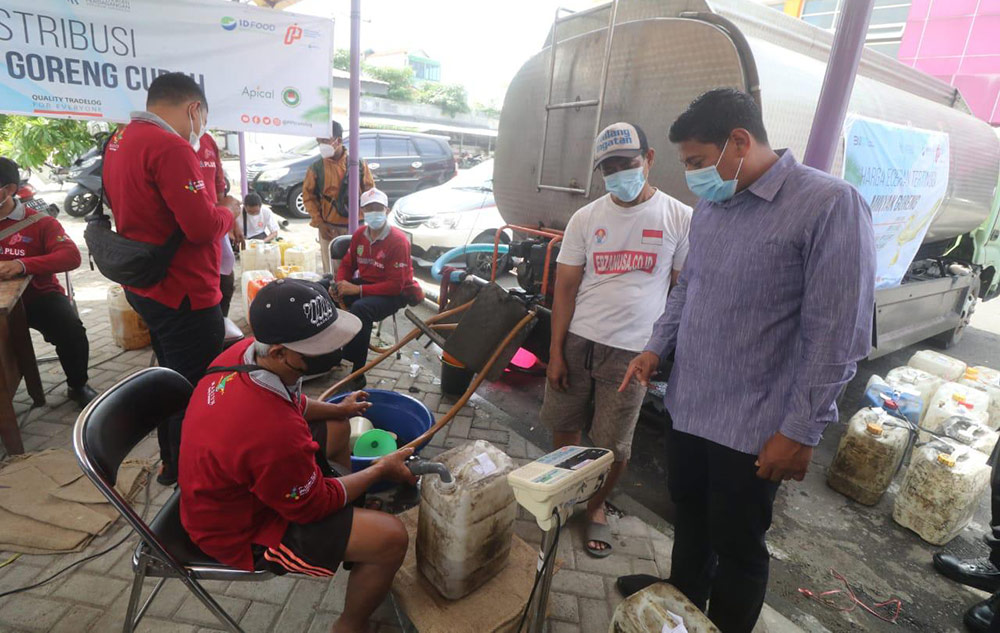 Wali Kota Kediri Abdullah Abu Bakar saat meninjau distribusi minyak goreng curah di Pasar Setonobetek. foto: ist.