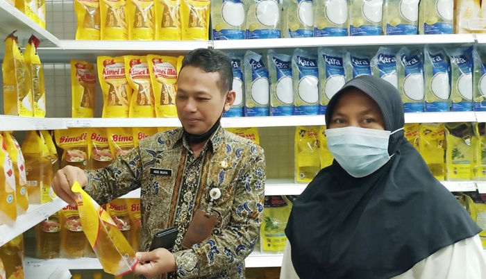 Kepala Dinas Koperasi, Usaha Kecil Menengah, dan Perdagangan (KUKMP) Tuban Agus Wijaya sedang melakukan pengecekan harga minyak goreng yang dijual di sejumlah toko modern dan swalayan di Tuban, Kamis (20/1/22). 