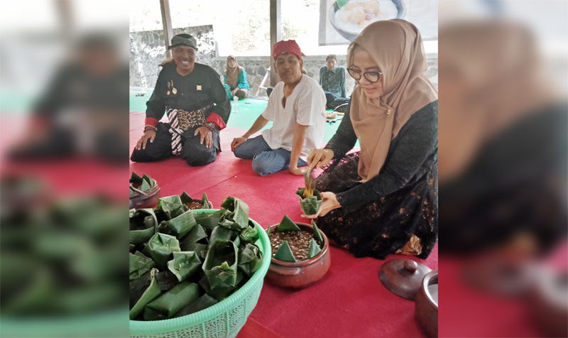 Tampak Anggota DPD RI Evi Zainal Abidin saat hendak menikmati Jenang Sapar. 