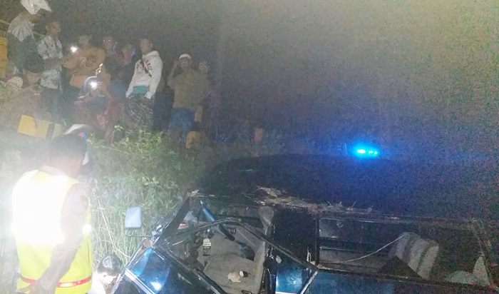 Kondisi mobil saat masuk sawah.
