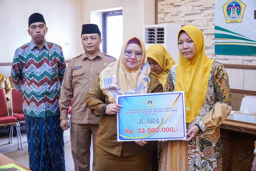 Harumkan Nama Gresik, Bu Min Serahkan Reward kepada Kafilah MTQ ke-30 Jatim Tahun 2023