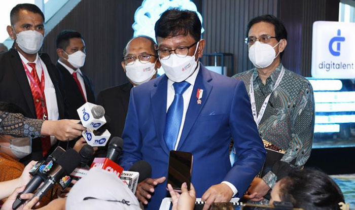 Menkominfo, Johnny G Plate, didampingi Kabalitbang SDM, Hary Budiarto (kiri), dan Irjen Dody Setiadji (kanan). Foto: Biro Humas Kemenkominfo for BANGSAONLINE.com
