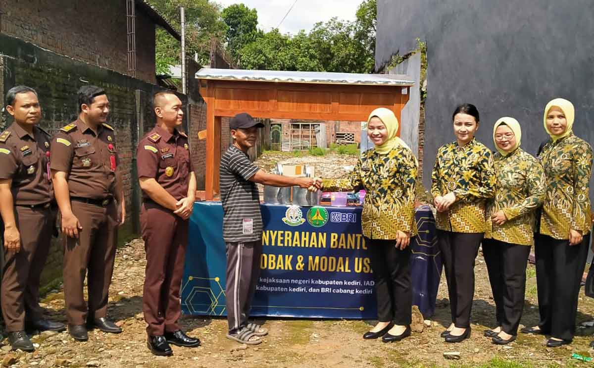 Kajari Kabupaten Kediri, Pradhana Probo Setyarjo (nomor 4 dari kiri) saat menyaksikan penyerahan bantuan gerobak oleh Ikatan Adhiyaksa Darmakarini Kejari Kabupaten Kediri. Foto: Ist