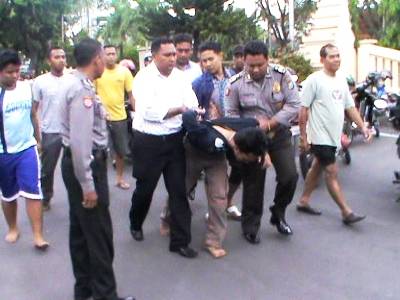 ?Massa saat menangkap Zaki dan membawanya ke Polres Jombang. foto:mohammad syafii/BANGSAONLINE
