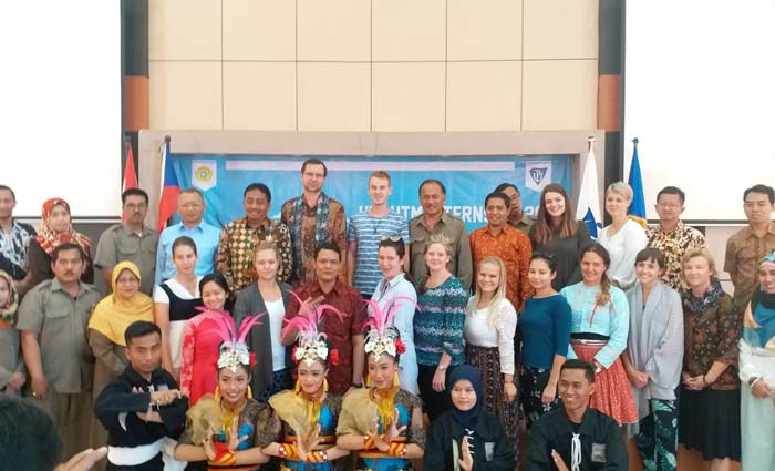 Sebanyak 14 mahasiswa UP Ceko dan dosen pembimbing ketika diterima di UTM.