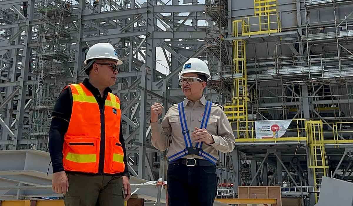 Wakil Menteri BUMN, Kartika Wirjoatmodjo (kiri), didampingi Presiden Direktur PT Freeport Indonesia, Tony Wenas, saat kunjungan kerja ke proyek Smelter PTFI di KEK JIIPE, Gresik. Foto: Ist
