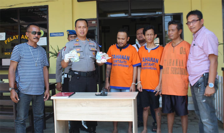 Kapolsek Sukodono AKP Eka Anggriana memamerkan ketiga tersangka beserta barang bukti.
