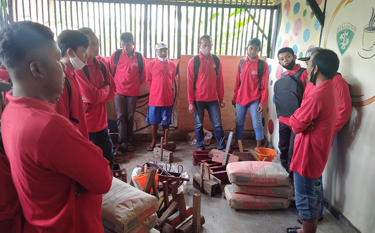Peserta pelatihan cara membuat batako dan paving. (foto: HERMAN/ BANGSAONLINE)