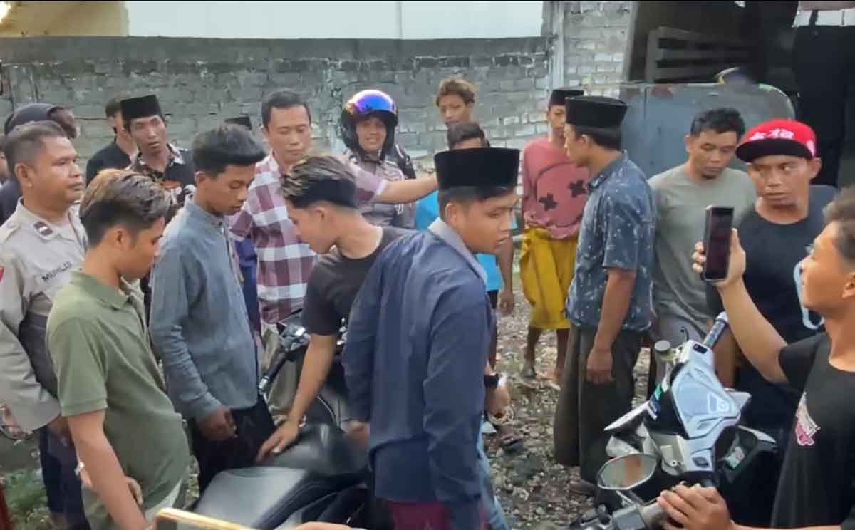 Warga saat bentrok dengan polisi di Pamekasan.