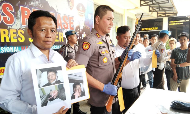 Kapolres Jember AKBP Alfian Nurrizal menunjukkan barang bukti senapan angin saat press release di Mapolres Jember, Selasa (14/1/2020) siang.