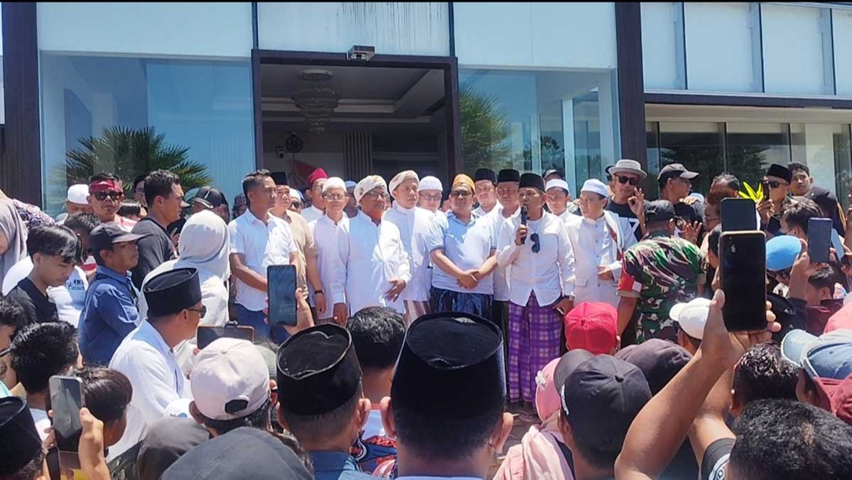 Doa bersama di Gudang Induk Bawang Mas Group, Pamekasan.