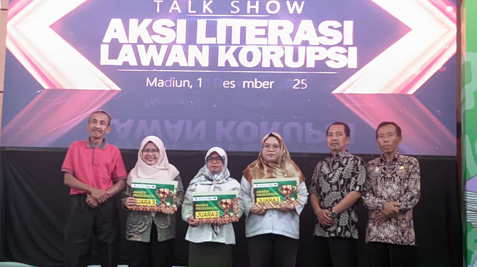 Para pemenang lomba menulis . Foto : Hendro Suhartono/BANGSAONLINE