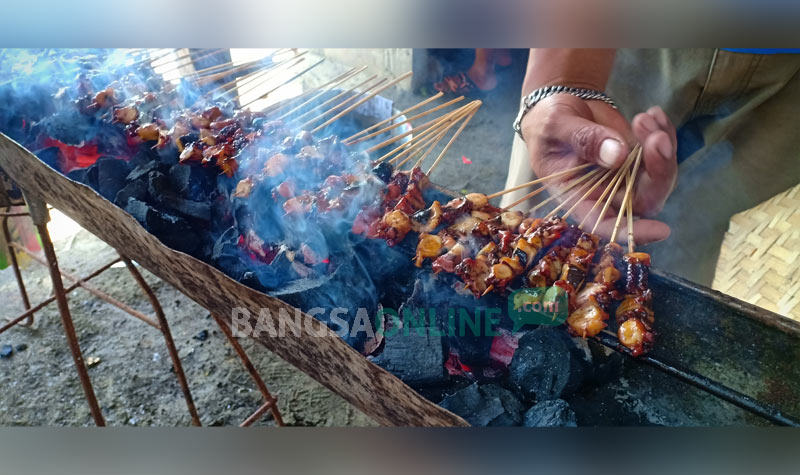 Proses pembakaran sate gurita.