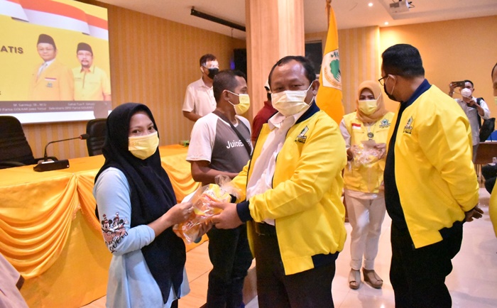 M. Sarmuji, Ketua DPD Partai Golkar Jatim memberikan minyak goreng secara gratis kepada pedagang gorengan di sekitar Kantor Golkar Jatim. foto: istimewa