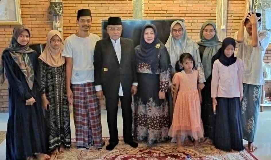KH Imam Jazuli bersama kelurga foto dengan KH Said Aqil Siradj di kediamannya Pondok Bina Insan Mulia Cirebon Jawa Barat. Foto: dok. keluarga