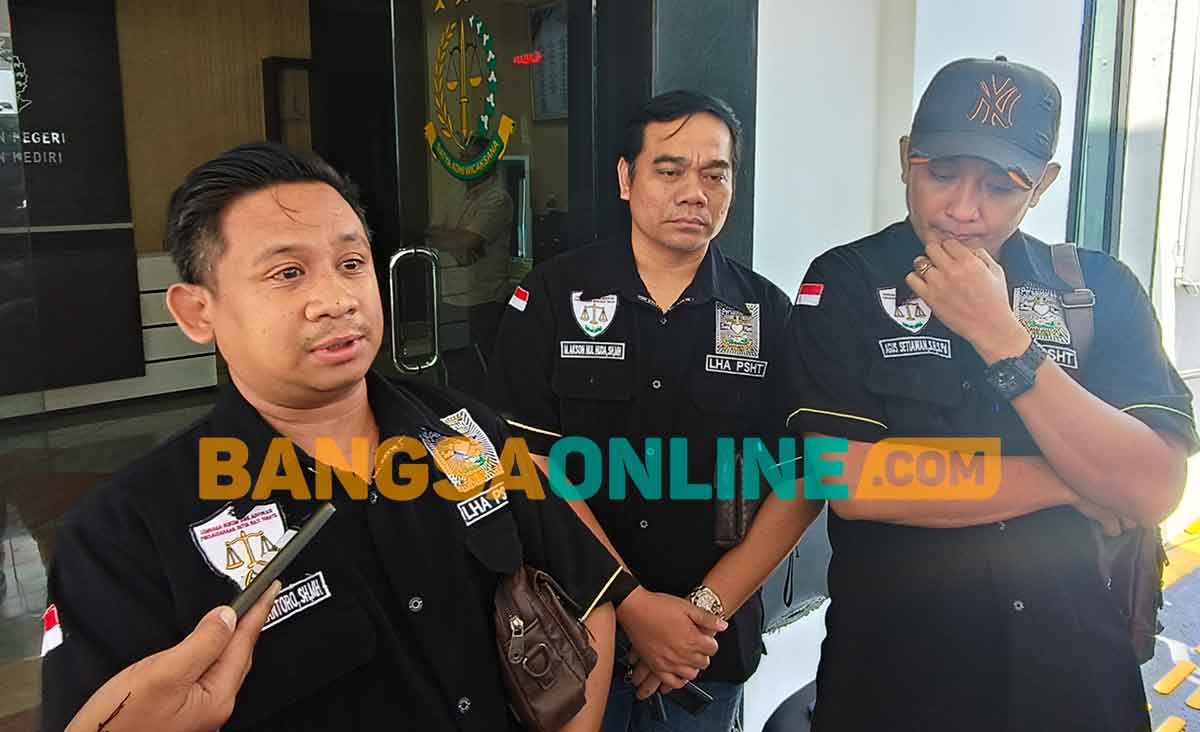 Ketua LHA Kabupaten Kediri, Dipa Kurniantoro (kiri), dan rekanya saat memberi keterangan kepada wartawan. Foto: MUJI HARJITA/BANGSAONLINE