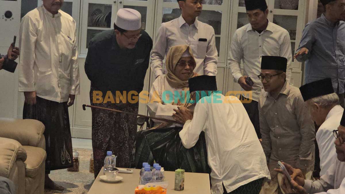KH Nurul Huda Jazuli dalam acara pertemuan para kiai dan masyayikh di PP Al Falah Ploso Kediri. Foto: BANGSAONLINE