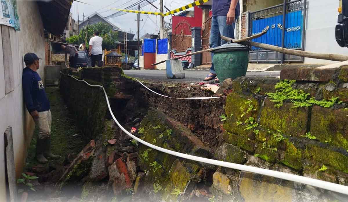 Kondisi plengsengan akibat hujan deras yang mengguyur Kota Batu.