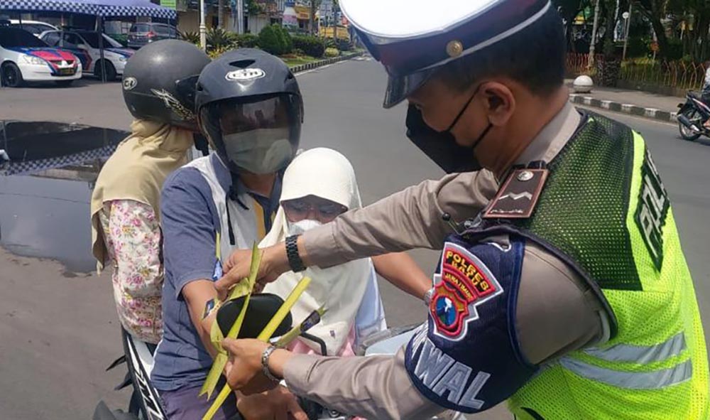 Dalam sosialisasi kali ini, petugas memasangkan janur kuning pada pengendara untuk memberikan tanda bagi pengendara lain agar lebih bisa waspada.