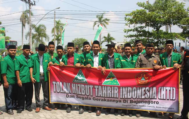 GP Ansor Bojonegoro membentangkan spanduk berisi penolakan terhadap HTI usai Apel gabungan di halaman kantor PCNU Bojonegoro. foto: eky nurhadi/ BANGSAONLINE