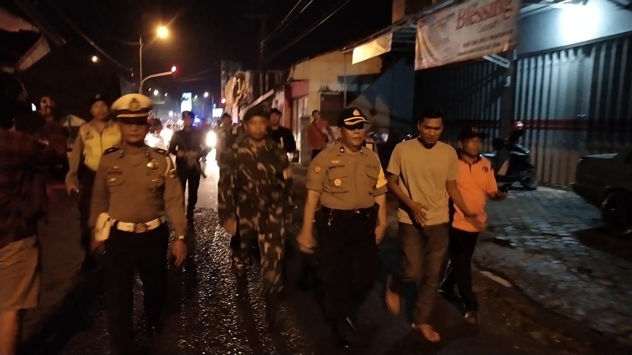 Para petugas gabungan melakukan patroli skala besar mengelilingi setiap sudut Kota Jember. 