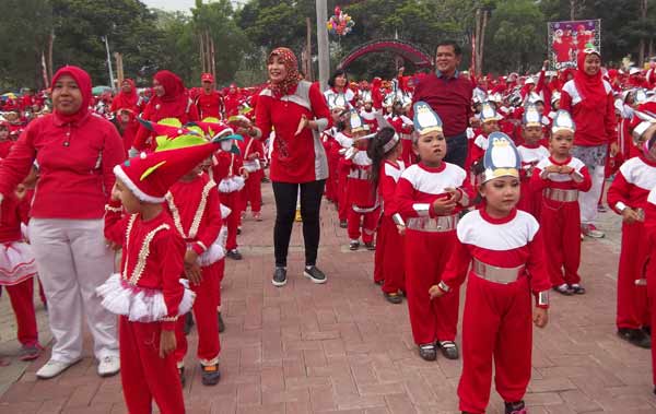 Bupati Nganjuk Drs H Taufiqurrahman dan Bunda PAUD Kabupaten Nganjuk Dra Hj Ita Taufiqurrahman berada di tengah-tengah anak-anak mengikuti senam. foto: bambang/ BANGSAONLINE