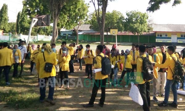 Aksi mahasiswa saat mendemo pengelola kampus UT Tuban. foto: suwandi/ BANGSAONLINE