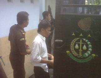 Mahfudi, digiring ke mobil tahanan usai sidang. Foto:agus/BANGSAONLINE