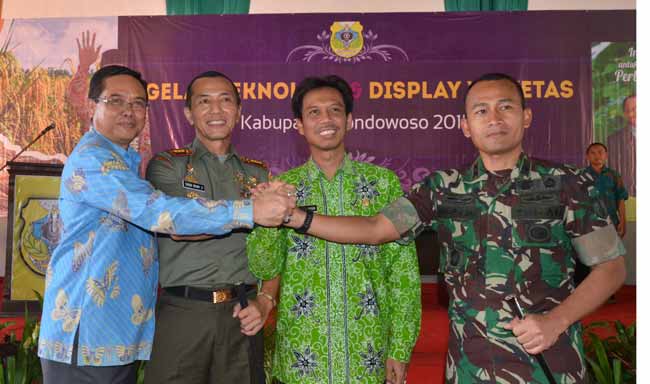 BULATKAN TEKAD - Bupati bersama Danrem, Dandim dan Kadis Pertanian saat berfoto bersama. (foto: sugiyanto/BANGSAONLINE)