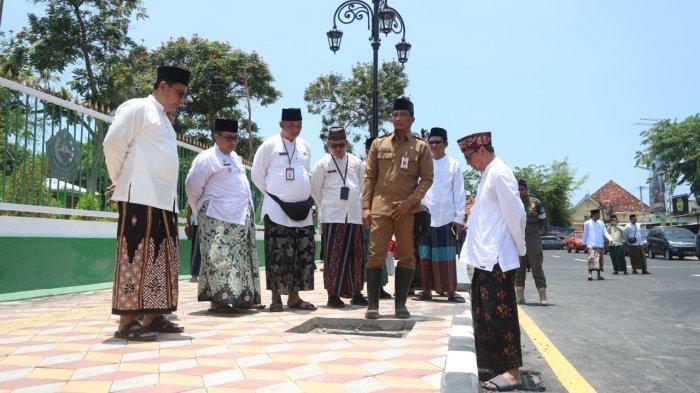 Pj Bupati Pamekasan, Masrukin bersama sejumlah kepala OPD saat meninjau area Taman Monumen Arek Lancor. Foto: dok. Ist