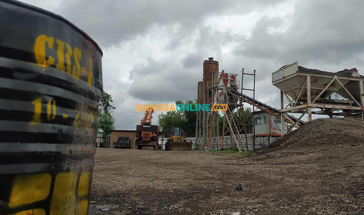 Alat kontruksi yang ada di sekitar mega proyek Jalan Lingkar Selatan Sampang. Foto: MUTAMMIM/BANGSAONLINE