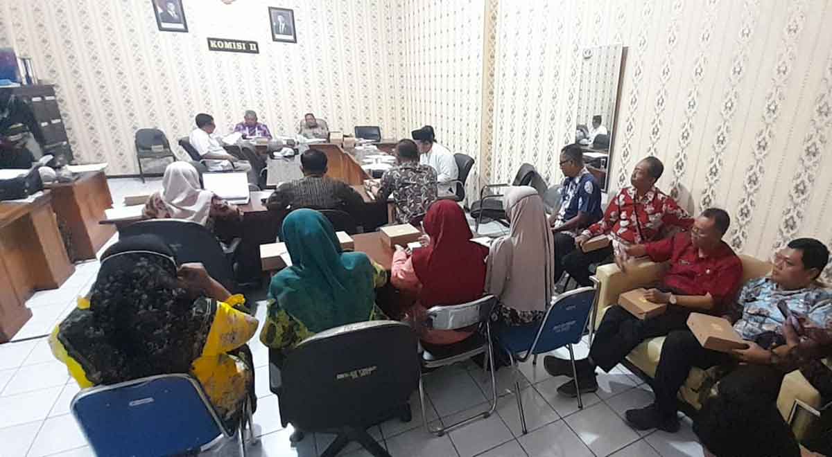 DPRD Situbondo Dorong Produk UMKM Masuk Etalase Pasar Modern Lewat Rapat Kerja Strategis