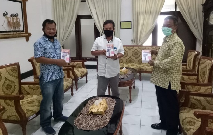 Bupati Pacitan Terima Bantuan dari BRI dan PT Intan Pariwara