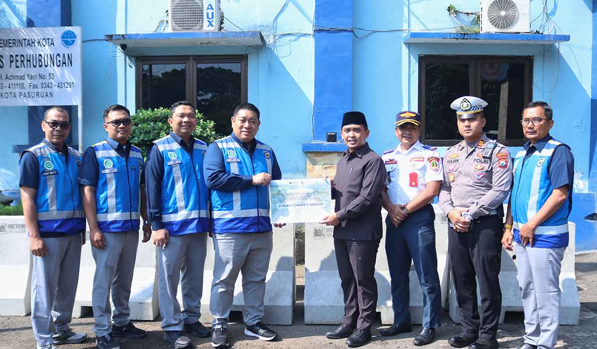 Wali Kota Pasuruan, Adi Wibowo, saat menghadiri serah terima bantuan 21 beton barrier dari PT Jasa Marga.