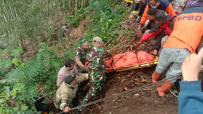 Kondisi medan jurang serta bekas guyuran hujan, menjadi tantangan tersendiri bagi petugas gabungan dalam mengevakuasi jenazah korban.