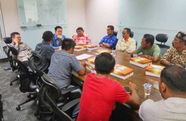 Andreas Eddy Susetyo (batik merah) didampingi koleganya di Komisi VI Ihsan Yunus dan Darmadi Durianto saat mendengar aspirasi para petani asal Tegalrejo yang jalan kaki dari Malang ke Jakarta. foto: Andreas Eddy for bangsaonline