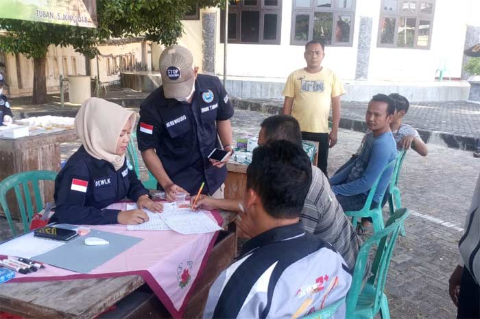 Sejumlah sopir saat menjalani tes urine.