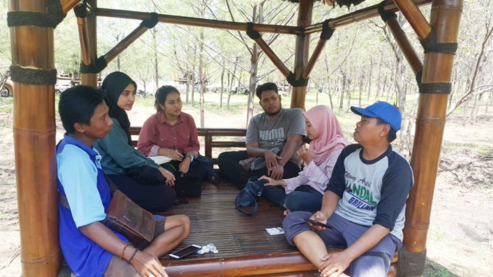 Sejumlah mahasiswa Universitas Brawijaya (UB) Malang saat melakukan penelitian di obyek wisata Pantai Permata, Kota Probolinggo.