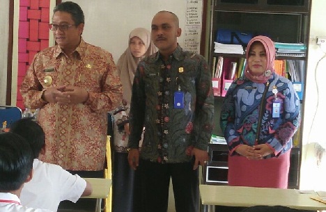 Pj Bupati ketika melakukan sidak USBN.