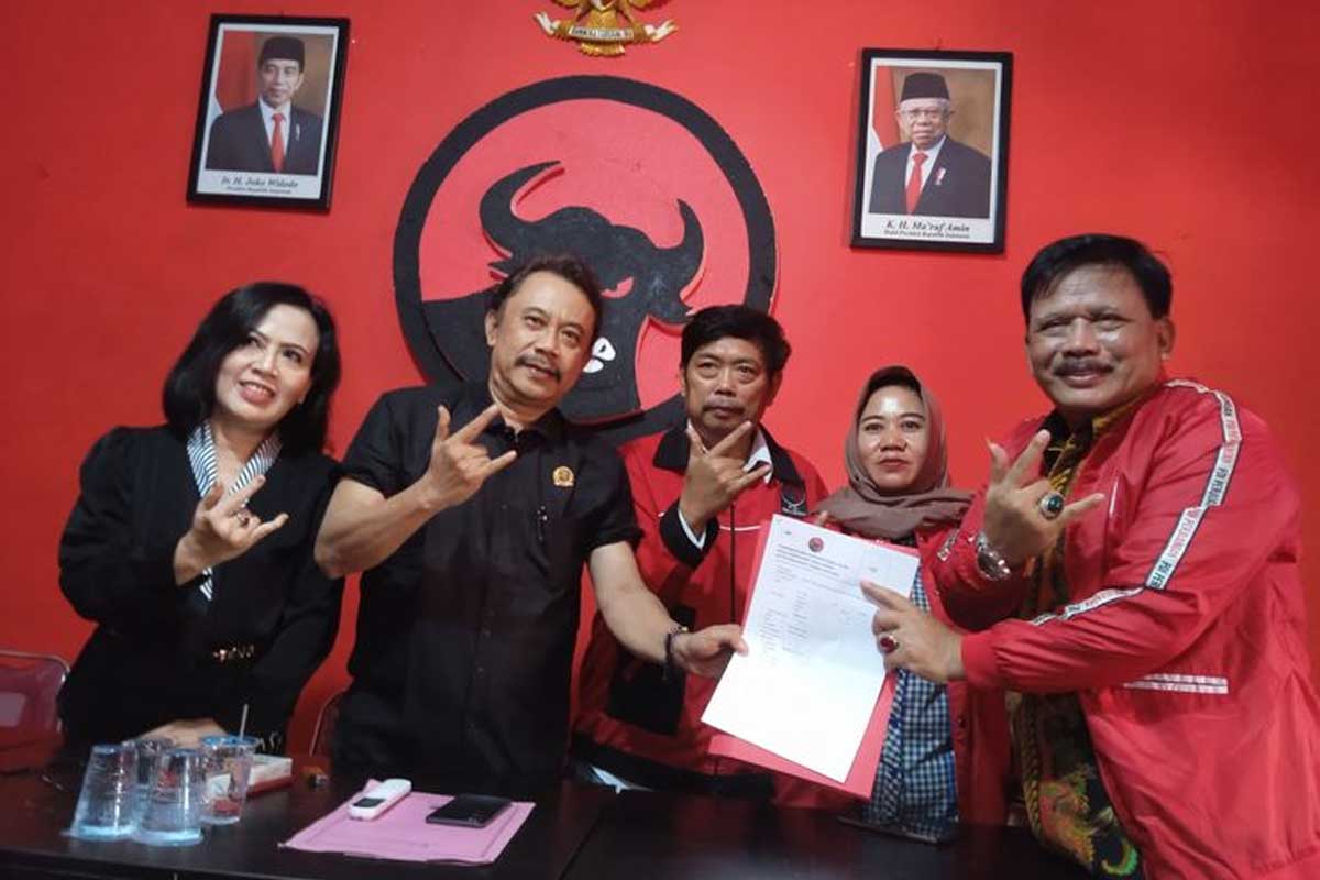 Mantan Bupati Nganjuk, Marhaen Djumadi saat mendatangi kantor DPC PDIP kabupaten setempat untuk pengambilan formulir bakal calon bupati dalam Pilkada 2024.