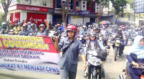 Aksi demo yang dilakukan tenaga honorer K1 Nganjuk. foto: soewandito/ BANGSAONLINE