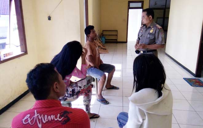Dua pasangan mesum diberi pembinaan di kantor Satpol PP Tuban. foto: SUWANDI/ BANGSAONLINE