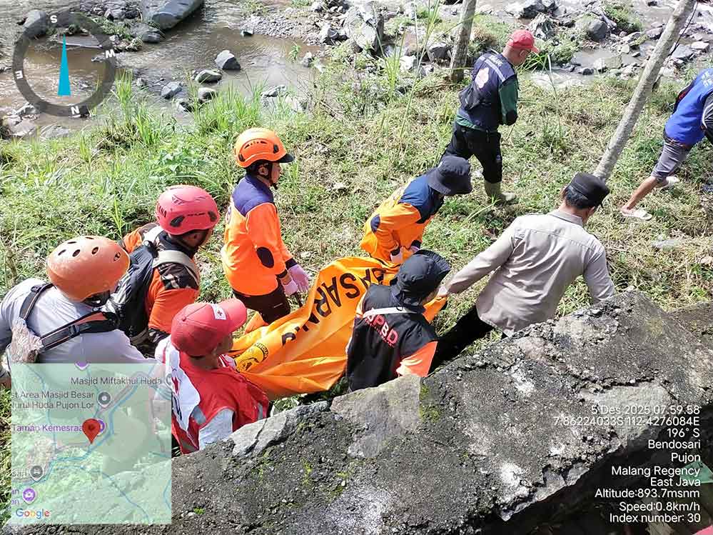 Jenazah RZA (17), pelajar SMK yang berhasil ditemukan oleh tim gabungan saat akan di bawa ke Rumah Sakit Hasta Brata Kota Batu. (Ist)