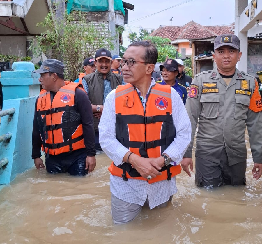 Bupati Pamekasan, Kholilurahman saat meninjau permukiman yang tergenang banjir