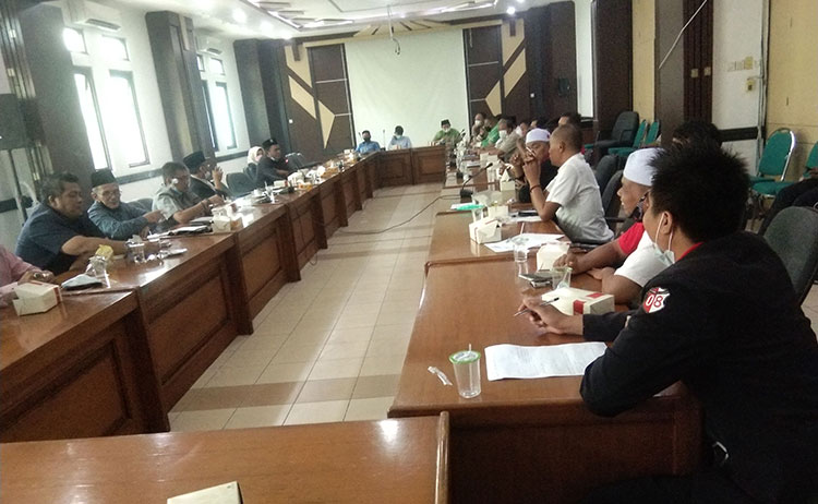 Belasan pegiat dari beberapa LSM mendatangi Kantor DPRD Kabupaten Pasuruan untuk menggelar hearing dengan Komisi III serta beberapa OPD terkait, Kamis (24/6/2021). (foto: ist)