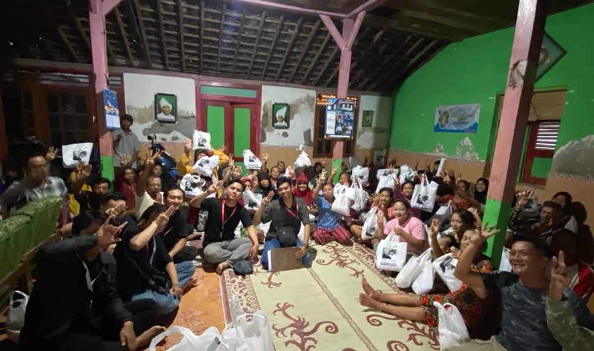 Warga saat menerima paket sembako dari Relawan Jawa Timur Bersama Ganjar-Mahfud atau Jatim Beragam. 