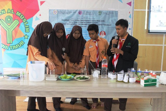 HASIL KARYA: Siswa Al Muslim Sidoarjo sosialisasi produk pembersih tangan dan sabun cuci tangan, Jumat (6/3) lalu. foto ist