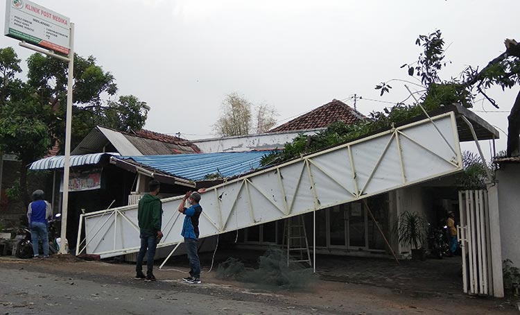 Atap sebuah klinik roboh usai diterjang puting beliung.